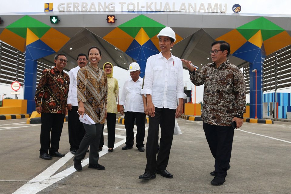 Jokowi di Tol Kualanamu