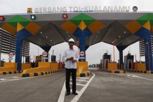 Jokowi di Tol Kualanamu