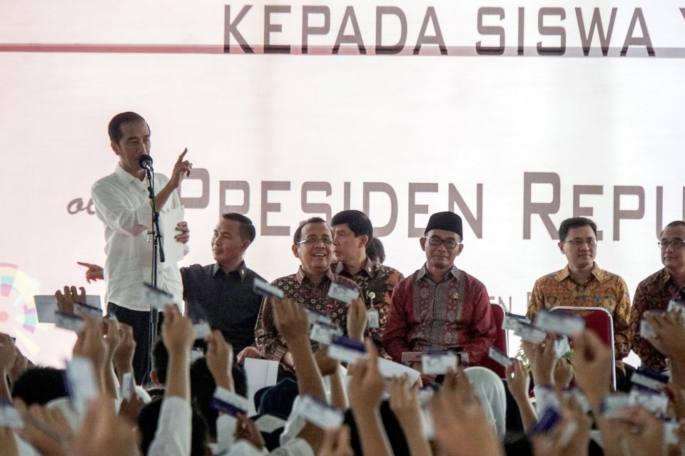 Presiden Joko Widodo meminta pelajar menunjukkan Kartu Indonesia Pintar (KIP) di SMA Negeri 2 Purwokerto, Jawa Tengah, 16 Juni 2017.