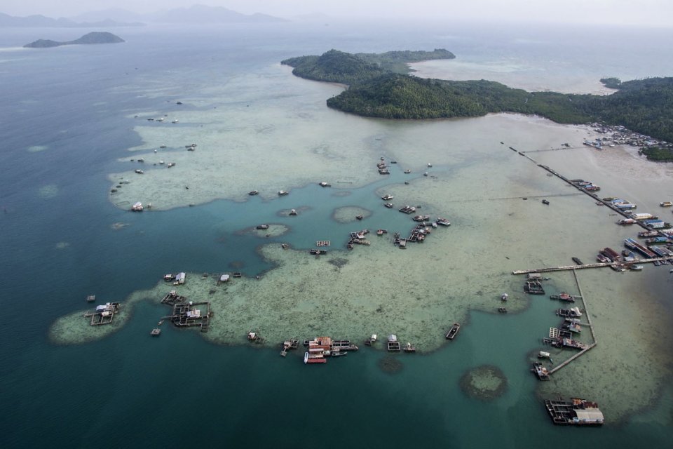 Sekitar 76% total wilayah Indonesia merupakan laut. Pemerintah mendorong percepatan perjanjian perbatasan maritim Indonesia dengan 10 negara tetangga.