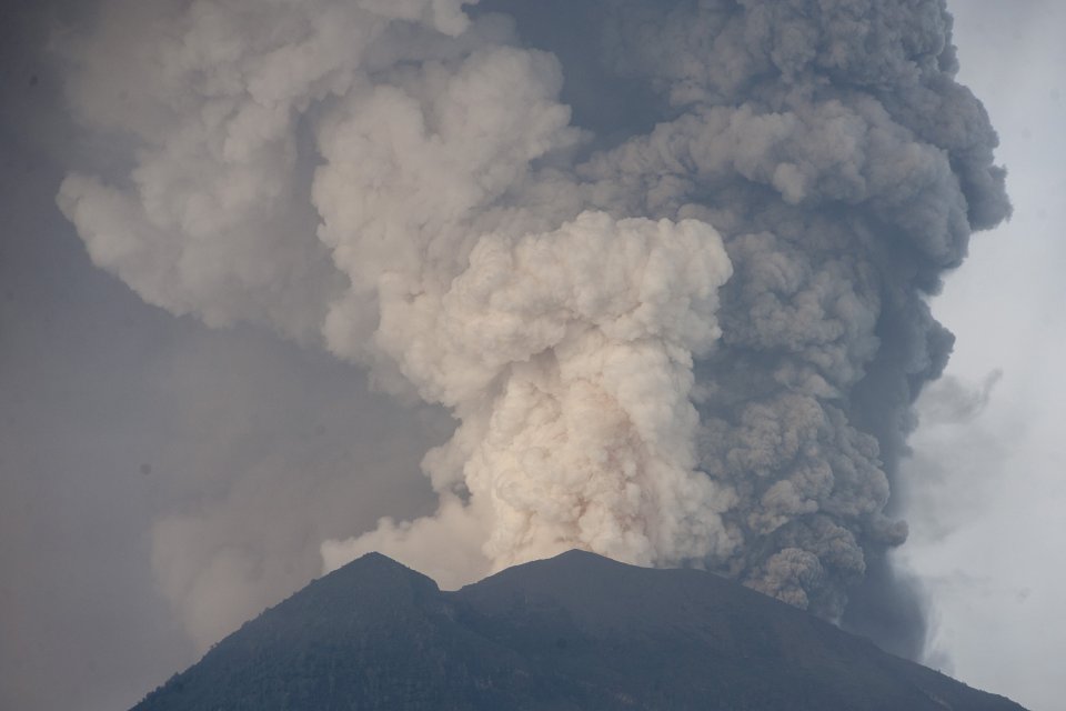 Asap dan abu vulkanik menyembur dari kawah Gunung Agung di Desa Datah, Karangasem, Bali, Senin (27/11). Pusat Vulkanologi dan Mitigasi Bencana Geologi menaikkan status Gunung Agung dari level siaga ke awas setelah terjadinya peningkatan letusan dengan sem