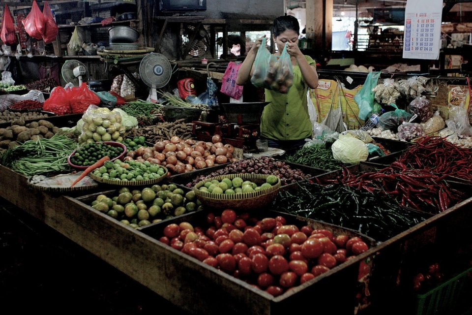 Pedagang sayur mayur di Kawasan Pasar Rumput, Jakarta, Rabu, (21/01). 