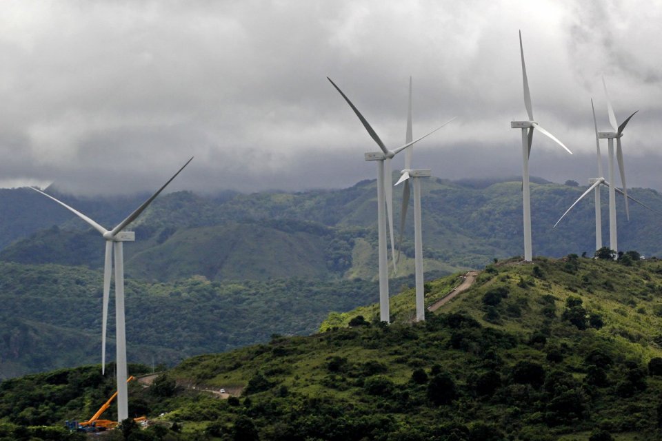 Turbin kincir angin, pemanfaatan angin sebagai sumber energi alternatif. 