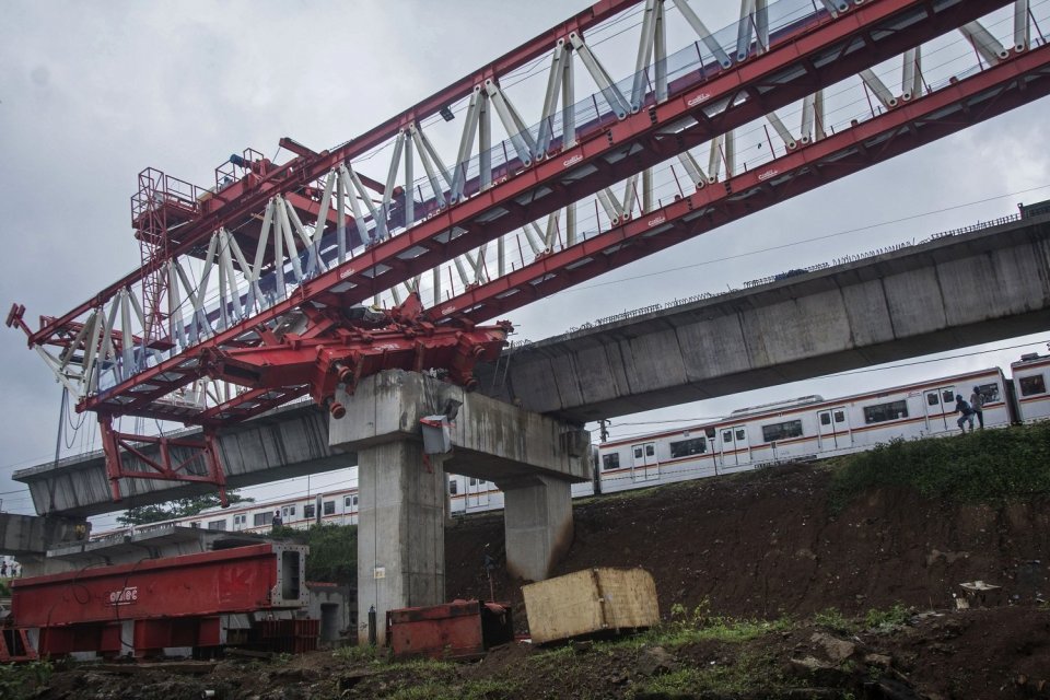 crane proyek pembangunan kontruksi "double-doble track (DDT)" 