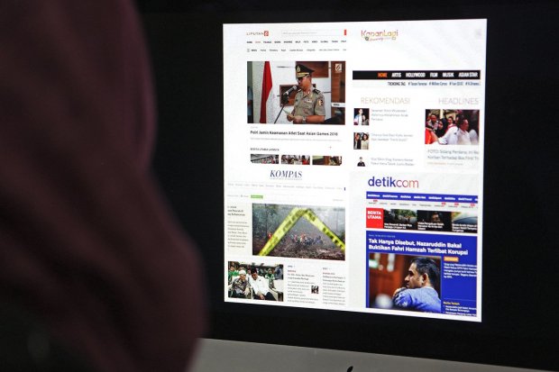 Ilustrasi, warga mengakses pemberitaan daring. Kementerian Kominfo akan memaksimalkan program literasi digital untuk menangkal hoaks.