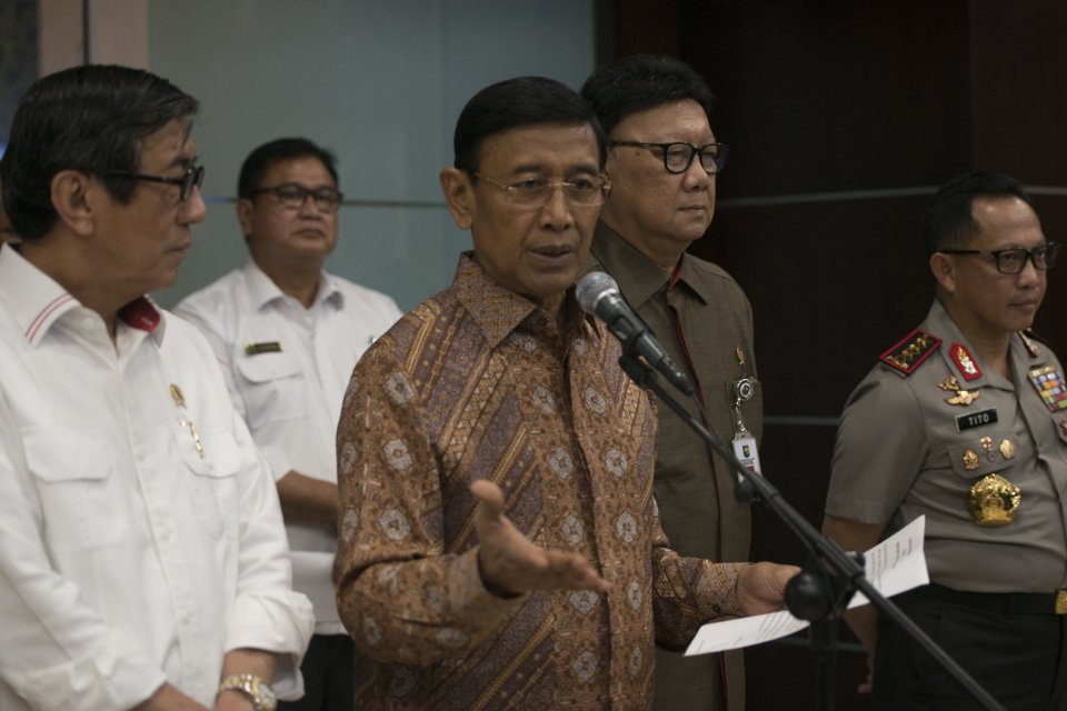 Menkopolhukam Wiranto (tengah) bersama Menkumham Yasonna H. Laoly (kiri), Mendagri Tjahjo Kumolo (kedua kanan), dan Kapolri Jenderal Tito Karnavian (kanan) di Jakarta, Senin (8/5/2017).