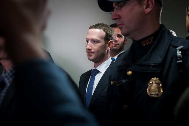Polisi Capitol AS mengawal CEO Facebook Mark Zuckerberg (tengah) menyusuri lorong sebelum tampil di dua sidang kongres akhir pekan ini di Capitol Hill di Washington, D.C., Amerika Serikat, 09 April 2018.