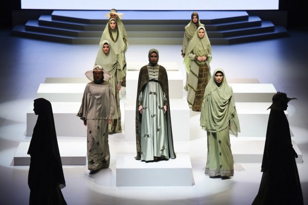 Mode memperagakan busana muslim di ajang Indonesia Fashion Week beberapa waktu lalu. Bisnis busana muslim sangat menjanjikan. Indonesia menargetkan bi