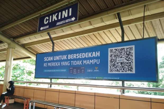 Papan iklan yang memuat QR Code untuk bersedekah melalui Go-Pay di Stasiun Cikini, Jakarta, Kamis (24/5).