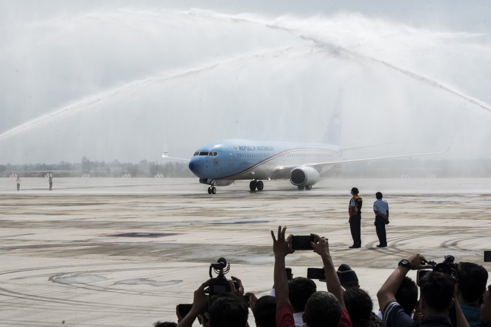 Pesawat Kepresidenan yang ditumpangi Presiden Joko Widodo dan rombongan disambut prosesi water salute (penyiraman air) sebagai bagian dari Historical flight saat mendarat di Bandara Kertajati, Jawa Barat, Kamis (24/5/2019).