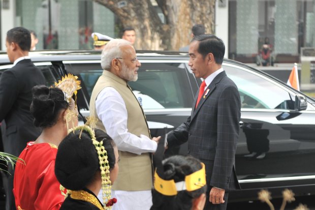 Presiden Jokowi menyambut kedatangan PM India Narendra Modi