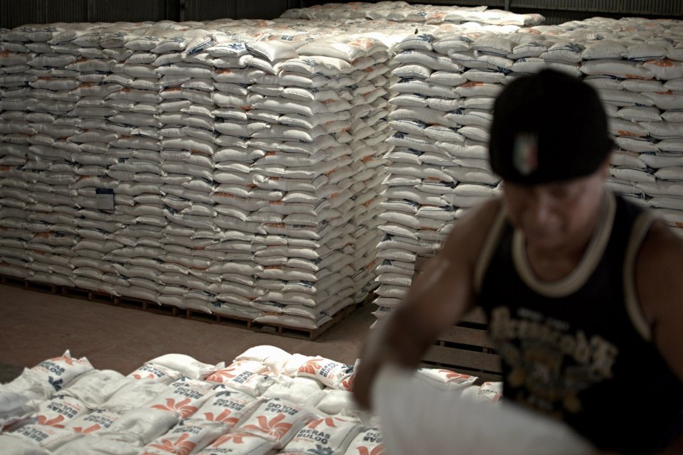  Aktifitas Kegiatan Raskin BULOG. Operasional Pergudangan, Perawatan, dan Penyaluran Raskin di Gudang Beras Bulog Kelapa Gading, Jakarta, Selasa, (30/09/2014). Setiap gudang Bulog dapat menampung 3500 Ton karung beras dengan total gudang sebanyak 60 buah 
