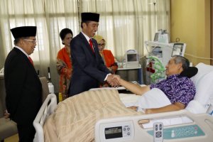 Presiden Jokowi dan Jusuf Kalla jenguk SBY