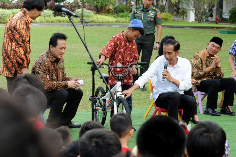 Jokowi Bermain Bersama Anak