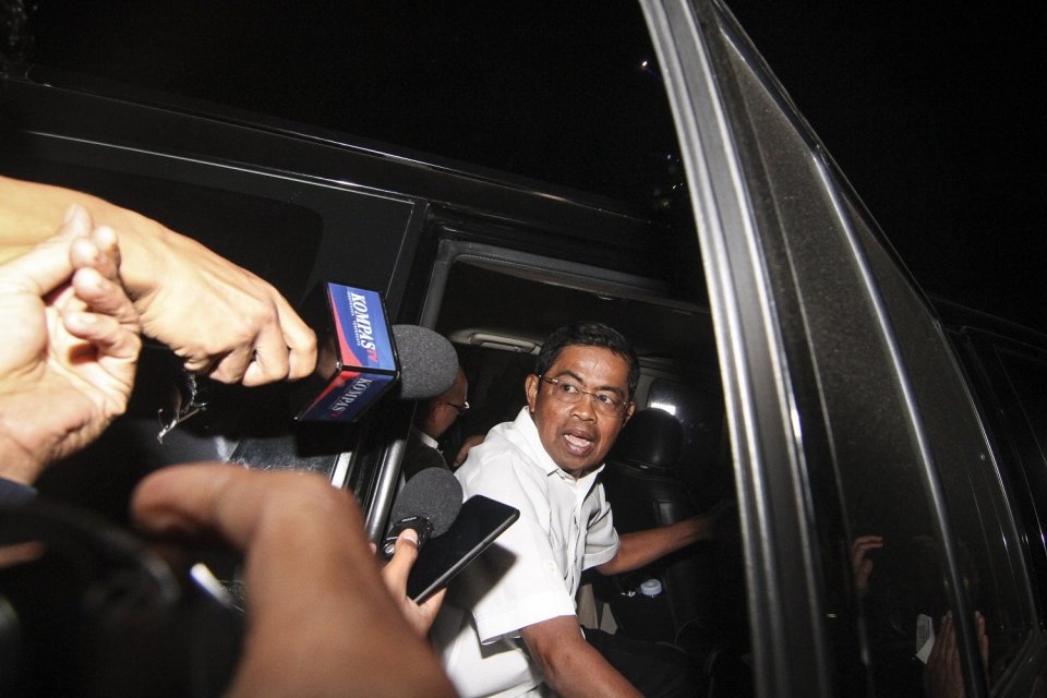 Menteri Sosial Idrus Marham memasuki mobil seusai menjalani pemeriksaan di gedung KPK, Jakarta, Kamis (19/7).