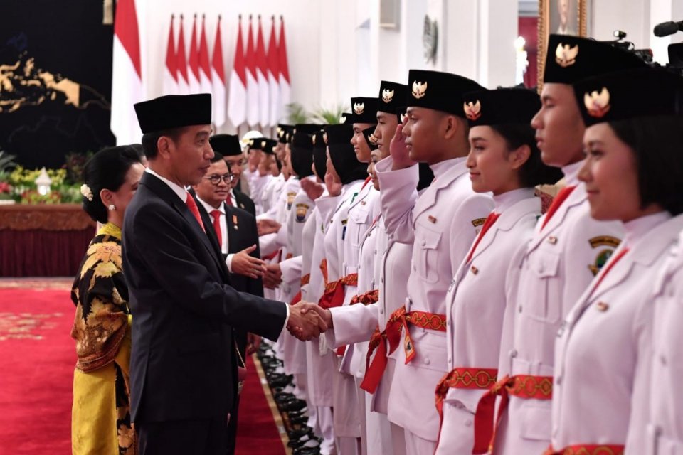 Jelang Upacara 17 Agustus, Jokowi Kukuhkan Paskibraka 2020 di Istana.