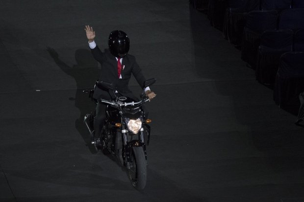 Presiden Jokowi mengendarai motor gede 