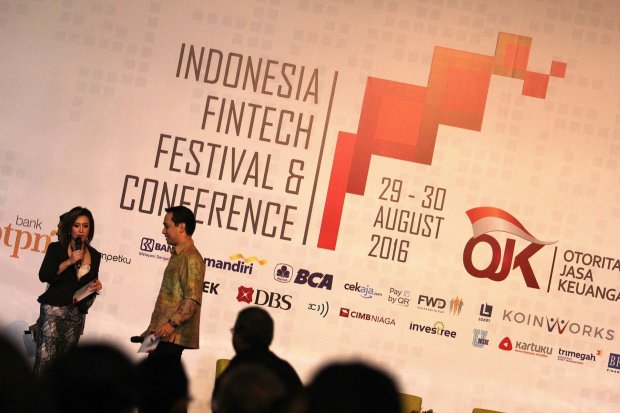Suasana pameran Indonesia Fintech Festival and Conference 2016, Tangerang, Banten, Selasa, (30/08). 
