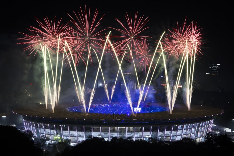 Pesta kembang api menyemarakkan Upacara Penutupan Asian Games ke-18 Tahun 2018 di Stadion Utama Gelora Bung Karno, Senayan, Jakarta, Minggu (2/9). Indonesia tengah mencalonkan diri sebagai tuan rumah Olimpiade 2032.