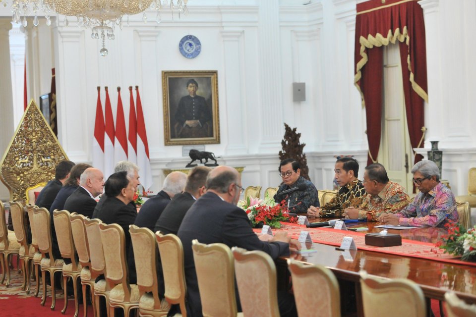 Presiden Jokowi didampingi sejumlah menteri menerima delegasi Senat Republik Ceko