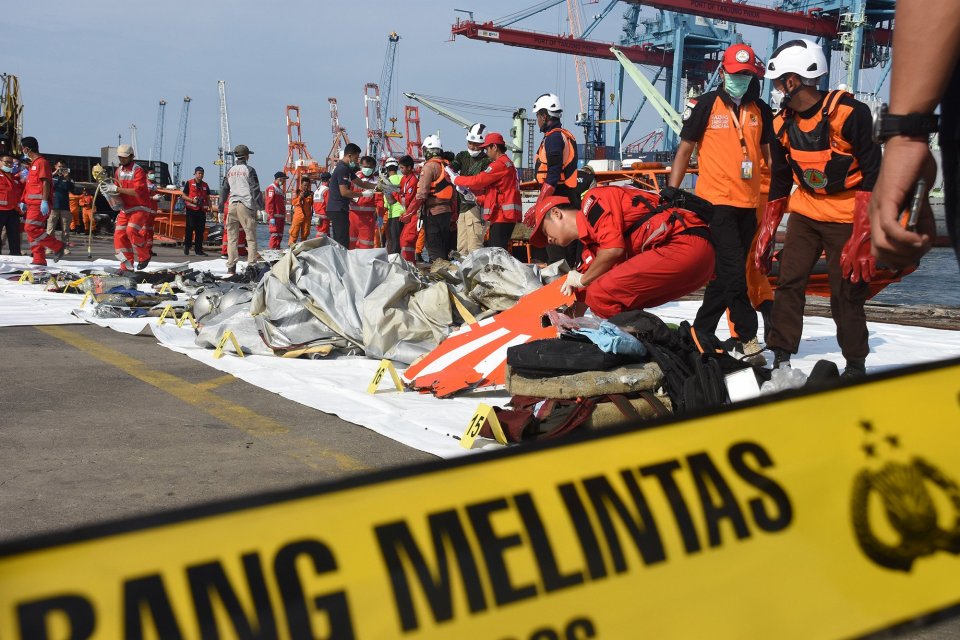 Petugas Basarnas mengevakuasi puing pesawat Lion Air JT 610 pascakecelakaan, di Pelabuhan Tanjung Priok, Jakarta, Senin (29/10/2018). Pesawat Lion Air bernomor penerbangan JT 610 rute Jakarta-Pangkal Pinang yang sebelumnya mengalami \"lost contact\", 