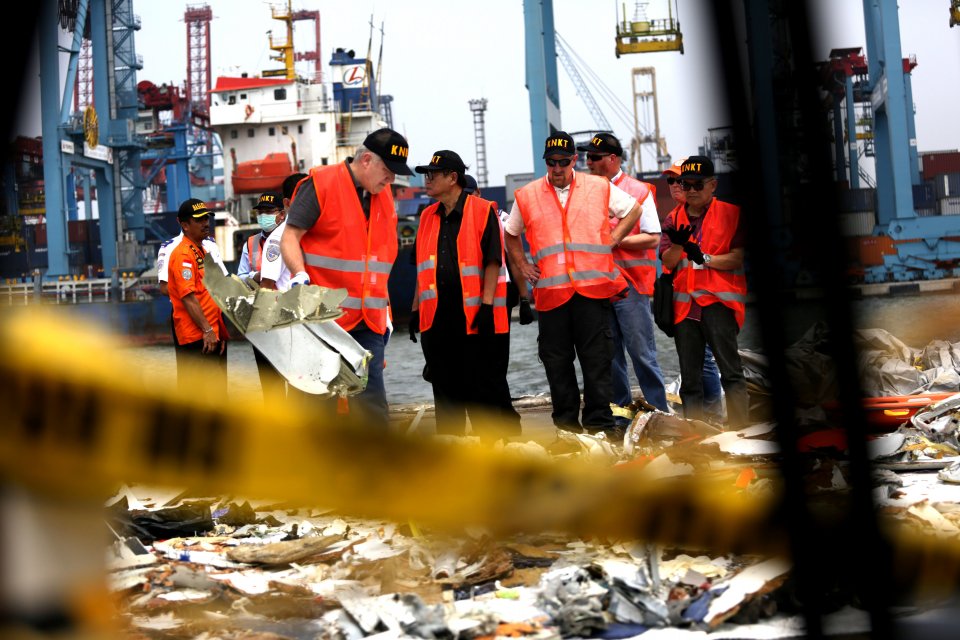 Empat warga asal America yang merupakan anggota Boeing dan anggota KNTN lainnya sedang mengindentivikasi Kecelakaan Pesawat Lion Air JT 610 di Jakarta International Container Terminal (JICT) II, Tanjung Priok, Jakarta Utara (31/10). Boeing selaku pabrikan
