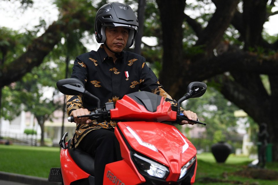 Presiden Joko Widodo menjajal motor listrik buatan dalam negeri Gesits seusai melakukan audiensi dengan pihak-pihak yang terlibat proses produksi di halaman tengah Istana Kepresidenan, Jakarta, Rabu (7/11/2018). 