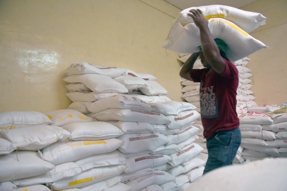 Seorang pekerja sedang mengangkut karung berisi tepung terigu di sebuah gudang di Pekanbaru, Riau. Indonesia saat ini masih memiliki ketergatungan tinggi terhadap bahan baku tepung terigu yakni gandum impor. 