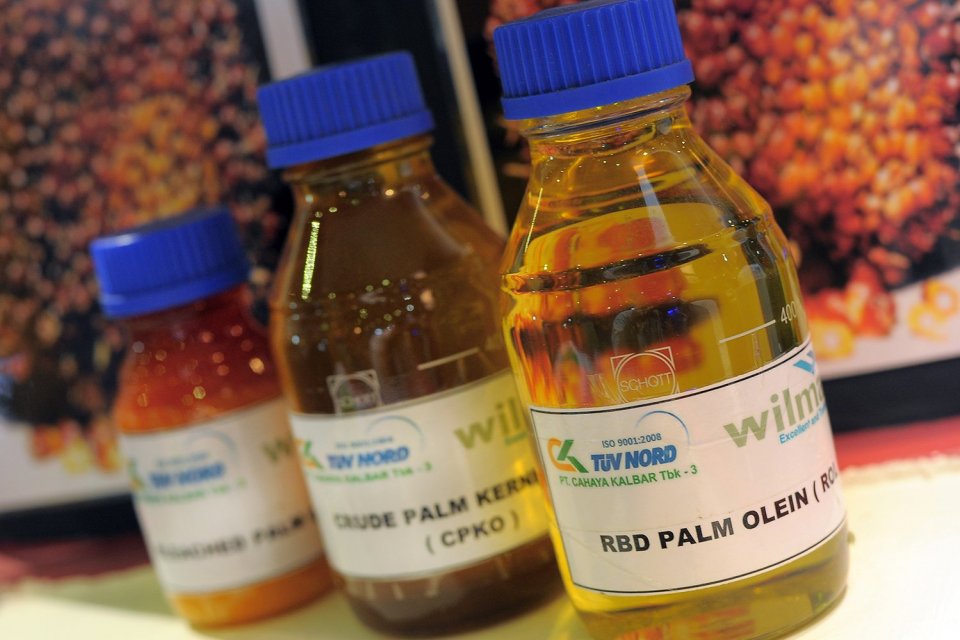 Crude Palm Oil. Produk crude palm oil yang berbahan dasar kelapa sawit dari kabupaten Landak di stand Provinsi Kalimantan Barat pada pameran Asosiasi Pemerintah Kabupaten Seluruh Indonesia (APKASI) di Ji-Expo, Kemayoran, Jakarta, Rabu (15/5). 