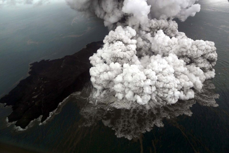 Foto udara letusan gunung Anak Krakatau di Selat Sunda, Minggu (23/12). Badan Meteorologi, Klimatologi, dan Geofisika (BMKG) menyampaikan telah terjadi erupsi Gunung Anak Krakatau, di Selat Sunda pada Sabtu, 22 Desember 2018 pukul 17.22 WIB dengan tinggi 