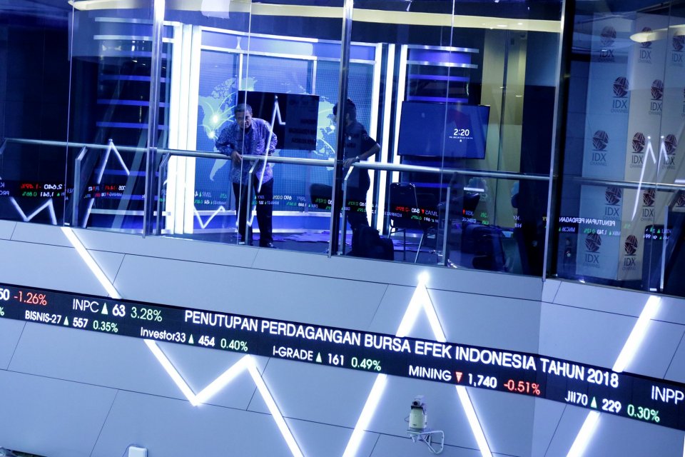 Bursa Efek Indonesia mengadakan konferensi pers mengenai Pengumuman Perdagangan Bursa Efek Indonesia 2018 di Bursa Efek Indonesia, Jakarta Selatan (27/12). Direktur Utama BEI Inarno Djajadi mengatakan dirinya optimis dengan pergantian tahun ini, meski ta