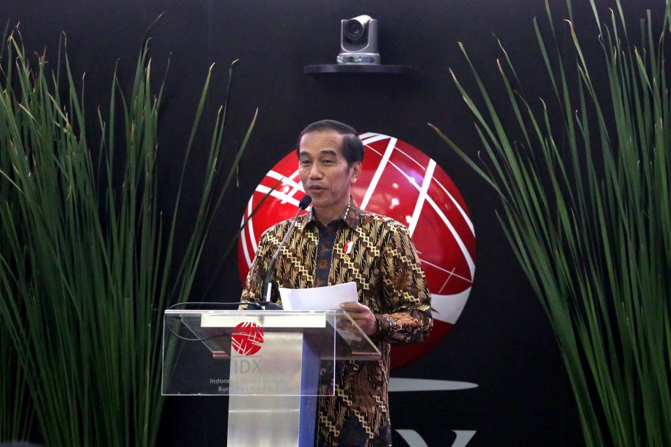 Presiden Joko Widodo (Jokowi) secara resmi menutup perdagangan saham di Bursa Efek Indonesia (BEI) tahun 2018 pada Jumat (28/12). Foto: Ajeng Dinar Ulfiana/Katadata