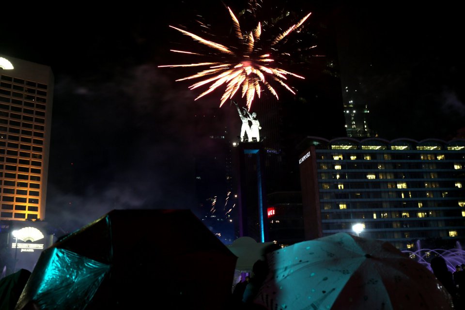 Ilustrasi kembang api memeriahkan perayaan tahun baru di area Bundaran Hotel Indonesia, Jakarta Pusat.