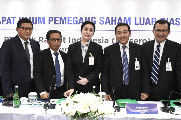 Direktur Utama Bank Rakyat Indonesia Suprajarto (kedua kanan) bersama Direktur Keuangan Haru Koesmahargyo (kanan), Direktur Konsumer Handayani (tengah), Direktur Kepatuhan Achmad Solichin Lutfiyanto (kedua kiri) dan Direktur Mikro dan Kecil Priyastomo (ki