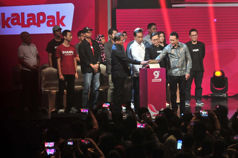 Presiden Jokowi didampingi sejumlah pejabat dan CEO Bukalapak memencet tombol peluncuran Mitra Bukalapak, di Hall B Jakarta Convention Center, Senayan, Jakarta Pusat, Kamis (10/1) malam.