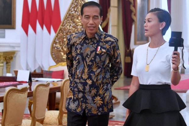 Presiden Joko Widodo bertemu dengan sosok artis terkaya di Indonesia, Agnez Mo di Istana Negara, Jakarta, Jumat (11/1). 