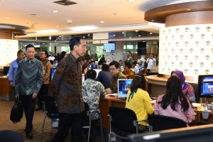 Jokowi Tinjau Sistem Perizinan Online