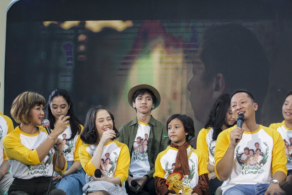 Pemeran film Keluarga Cemara, Ringgo Agus Rahman (kanan), Nirina Zubir (kiri), Adhisty Zara (kedua kiri) dan Widuri Putri (kedua kanan) memberikan keterangan kepada media pada acara gala premier film Keluarga Cemara di Jakarta, Kamis (20/12). Film yang di