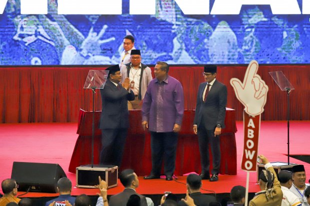 Calon Presiden dan Wakil Presiden nomor urut 02 Prabowo Subianto (kiri) dan Sandiaga Uno (kanan) berfoto bersama dengan Ketua Umum Partai Demokrat Susilo Bambang Yudhoyono (tengah) usai menyampaikan pidato kebangsaan di Jakarta Convention Center, Jakarta,