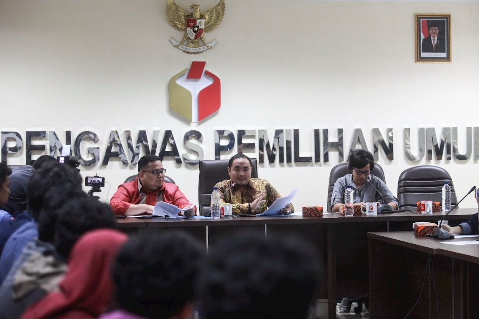 Sejumlah anggota Badan Pengawas Pemilu (Bawaslu) menerima pengaduan pelanggaran Laporan Penerimaan Sumbangan Dana Kampanye (LPSDK), di kantornya, Jakarta. 