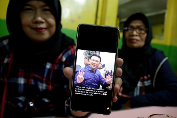 Anggota Ahokres menunjukan foto Mantan Gubernur DKI Jakarta, Basuki Tjahaja Purnama , Kelapa Dua, Depok, (24/1). 