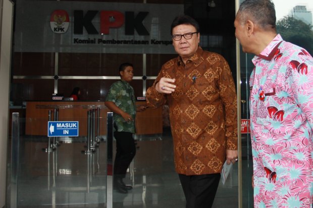 Mendagri Tjahjo Kumolo (tengah) berjalan keluar Gedung KPK usai menjalani pemeriksaan di Jakarta, Jumat (25/1/2019). KPK memeriksa Tjahjo Kumolo sebagai saksi untuk tersangka Bupati nonaktif Bekasi Neneng Hassanah Yasin terkait kasus dugaan suap pada pros