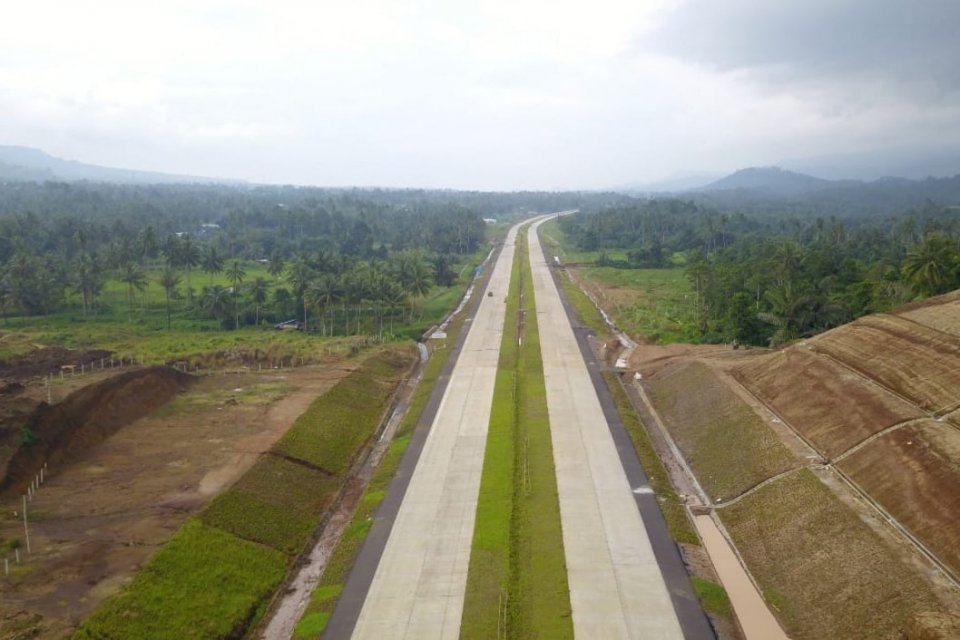Jalan tol Manado-Bitung sepanjang 39,9 kilometer akan memangkas biaya logistik produk ekspor di Sulawesi Utara.