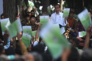 Presiden Joko Widodo Bagikan SK Hutan Sosial untuk Rakyat