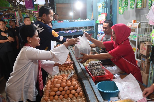 Presiden Joko Widodo dan Ibu Iriana Jokowi berbelanja di Pasar Sentral, Gorontalo