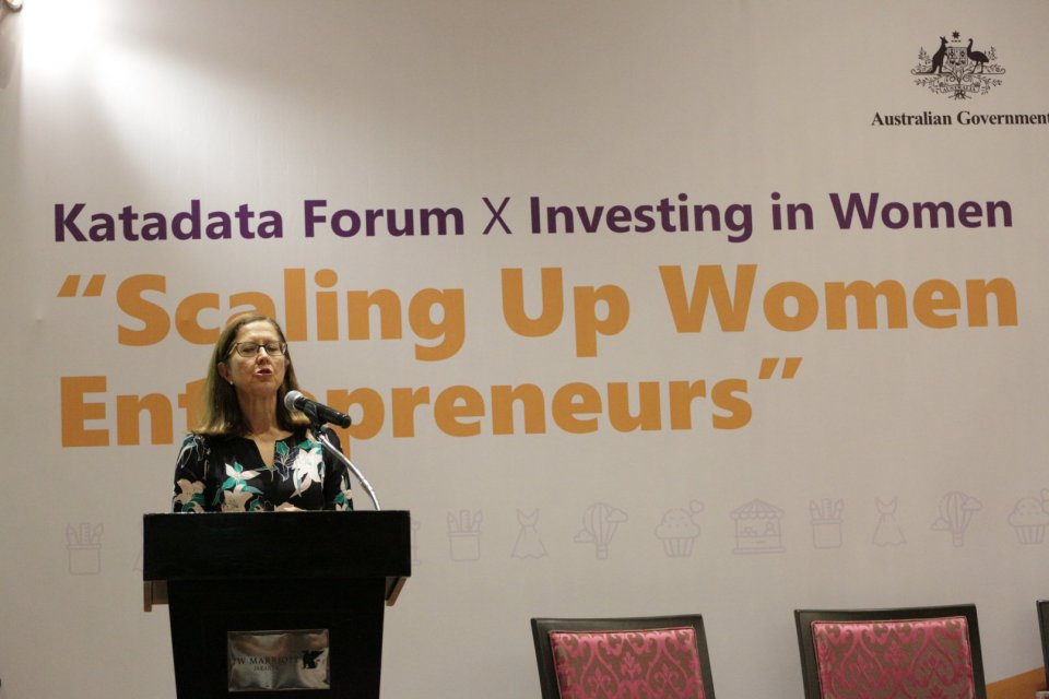 CEO investing in Woman Julia Newton-Howes dalam acara Katadata Forum X Investing in Women yang mengangkat tema “Scaling Up Women Enterprenuers” di JW Marriot Hotel, Mega Kuningan, Jakarta (5/3). Diskusi akan dipandu oleh Marlisa Soepeno (Owner of Manessa 