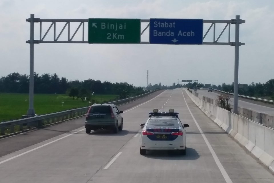Tol Trans Sumatera yang akan menghubungkan Aceh hingga Lampung sepanjang 2.765 km ditargetkan tuntas pada 2024. PT Hutama Karya (Persero) menyebutkan, di sepanjang koridor Trans Sumatera ini juga akan dibangun kawasan industri dan kawasan wisata yang teri