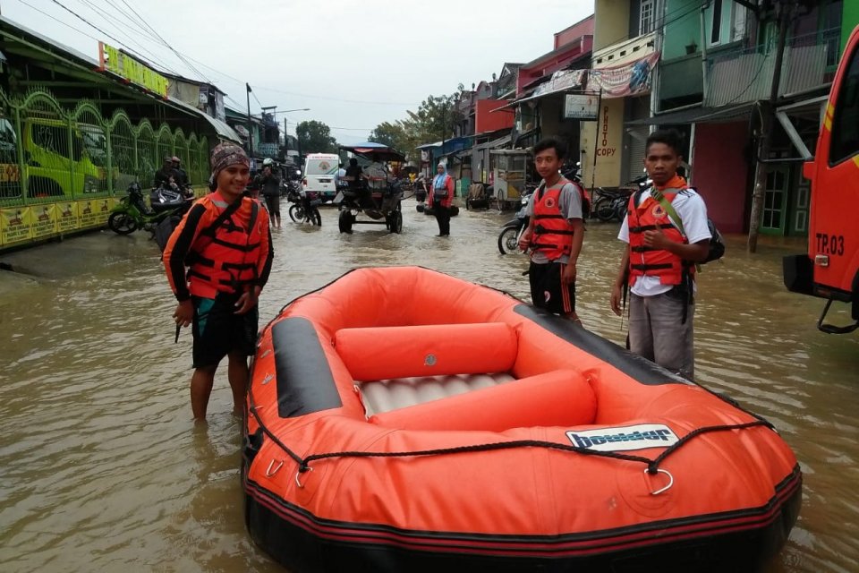 Sungai Citarum Meluap, 22 Ribu Keluarga Terendam Banjir di ...