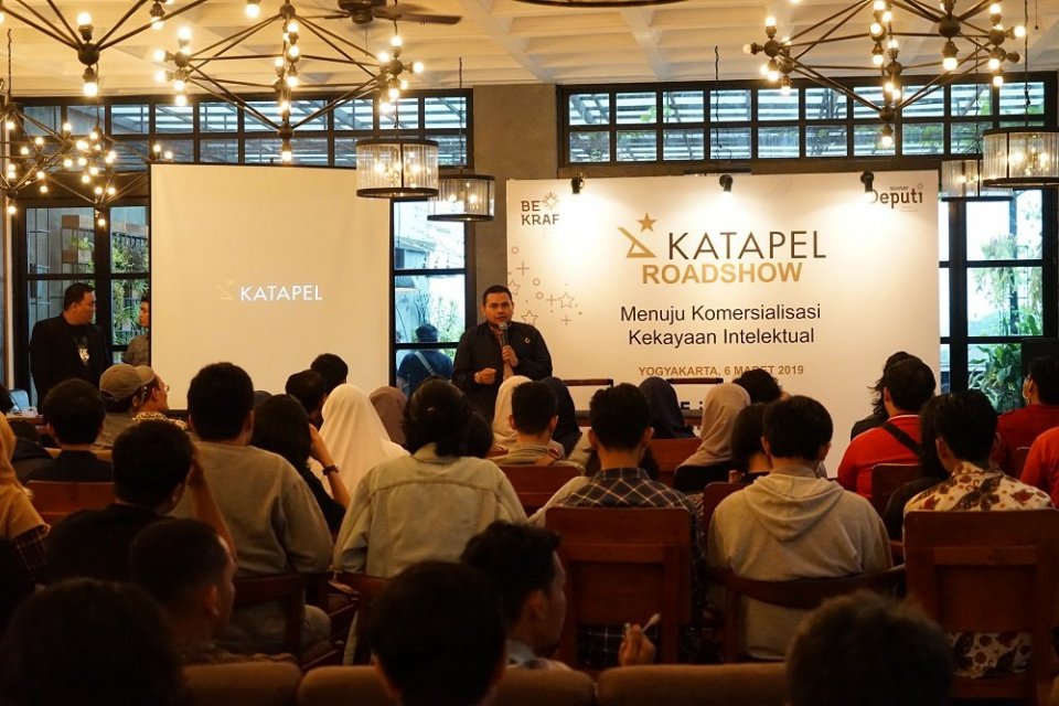 Project Manager Katapel.id, Mayumi Haryoto menjelaskan program Katapel dan keuntungan mengkomersialisasikan kekayaan intelektual saat Roadshow Sosialisasi Katapel di Canting Restaurant Galeria Mall, Yogyakarta pada Rabu (6/3).