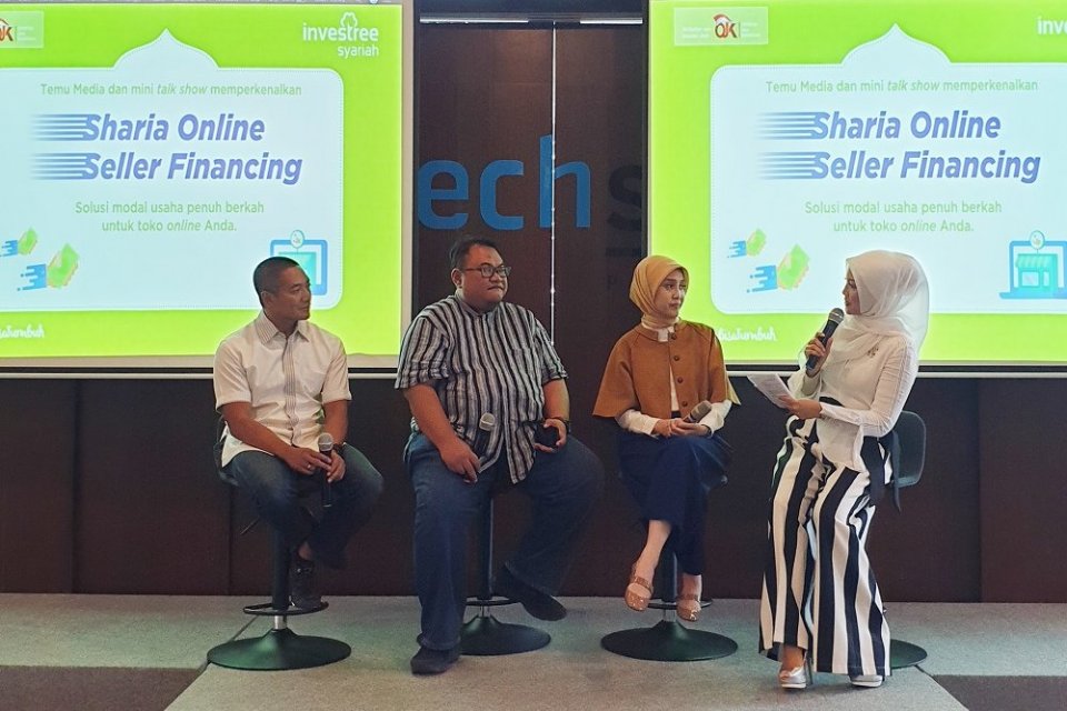 Mini Talkshow \"Akses Permodalan Syariah bagi Para Pemilik Toko Online di E-commerce Indonesia\" bersama (dari kiri-kanan) Co-Founder & CEO Investree, Adrian Gunadi; AVP of Financing Solutions Bukalapak, Sigit Suryawan; dan Prita Ghozie di Jakarta, Se